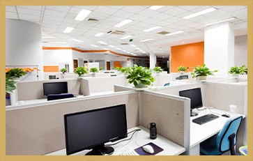 Une série d'îlots comprenant des bureaux avec des ordinateurs